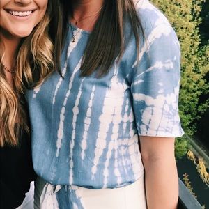 Light blue tye die top